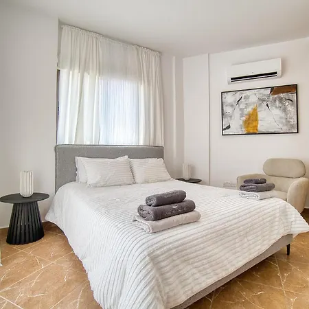 Queen Gardens R 313 פאפוס